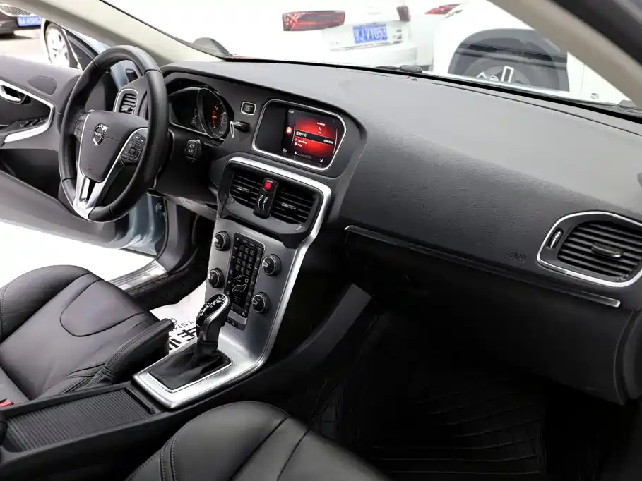 Volvo V40 2018 — фото 16