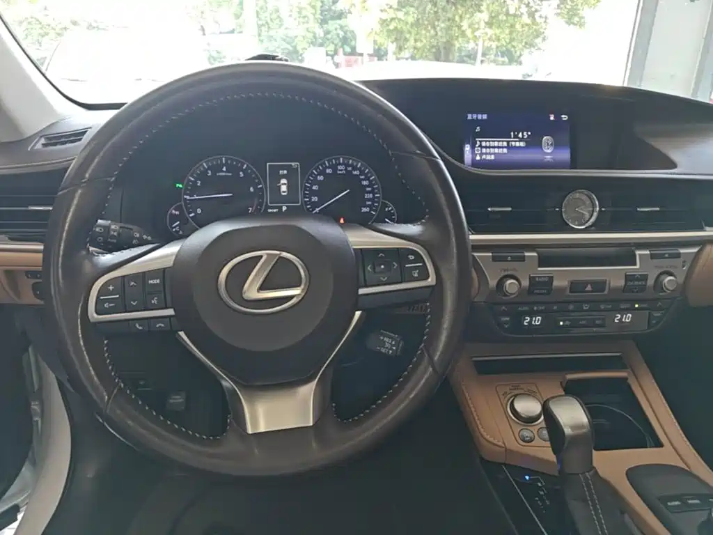 Lexus ES 2016 — фото 11