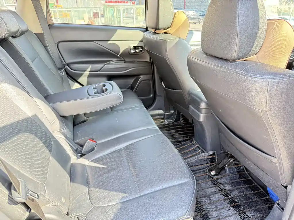 Mitsubishi Outlander 2018 — фото 11