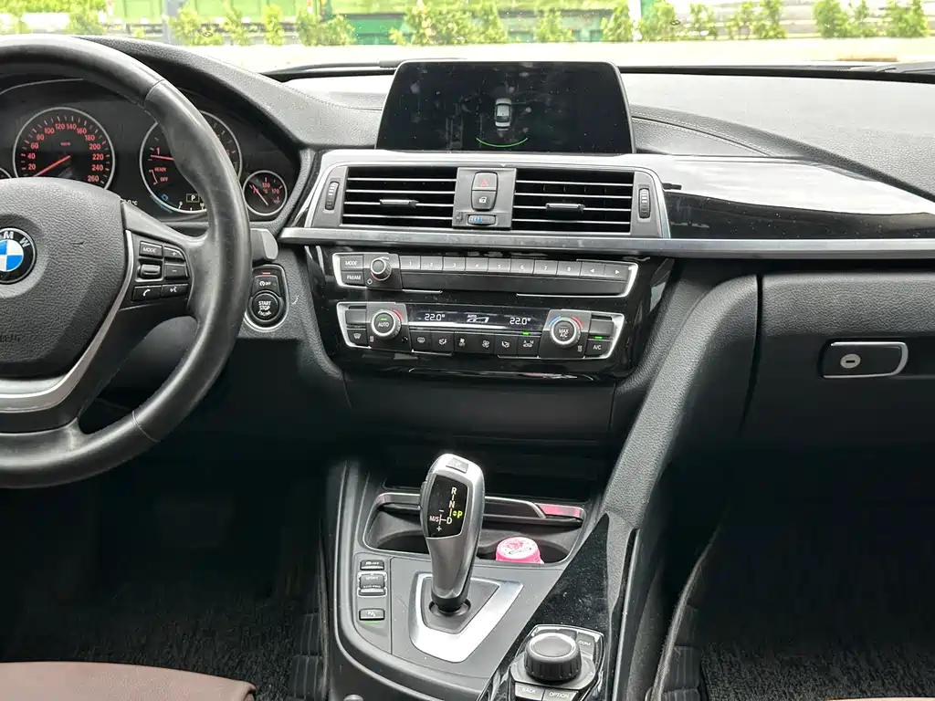 BMW 3 Series 2018 — фото 15