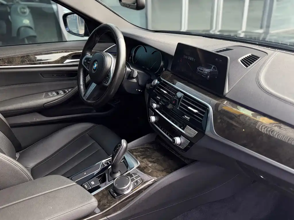 BMW 5 Series 2018 — фото 11