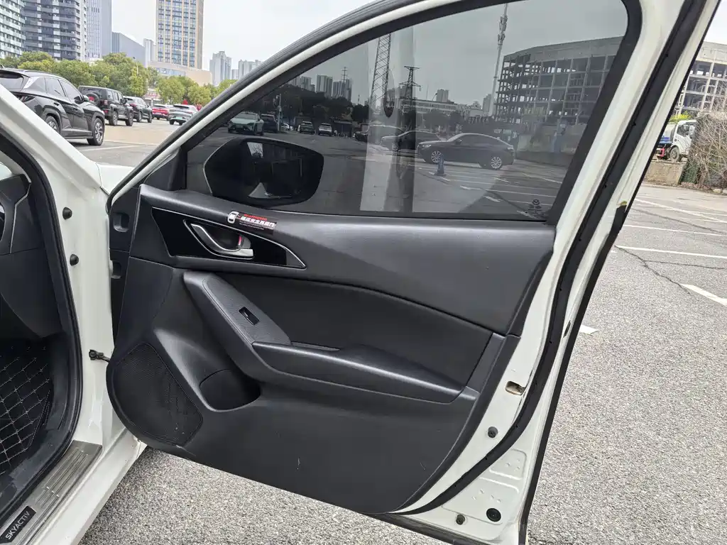 Mazda 3 Axela 2017 — фото 13