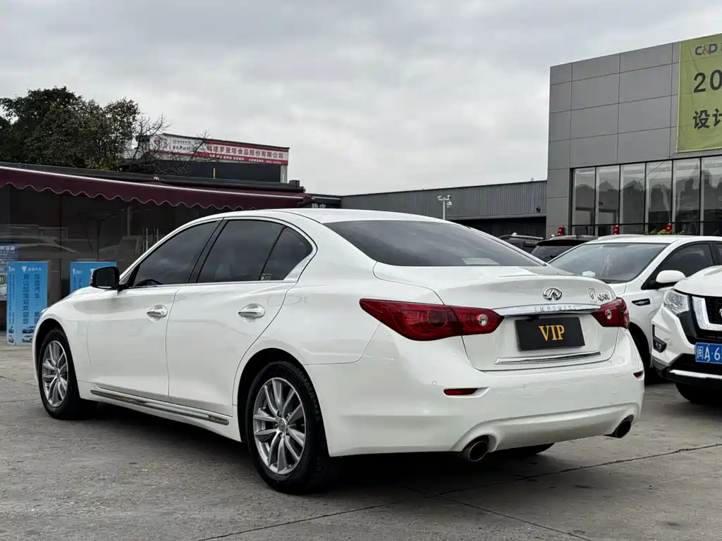 Infiniti Q50L 2015 — фото 11
