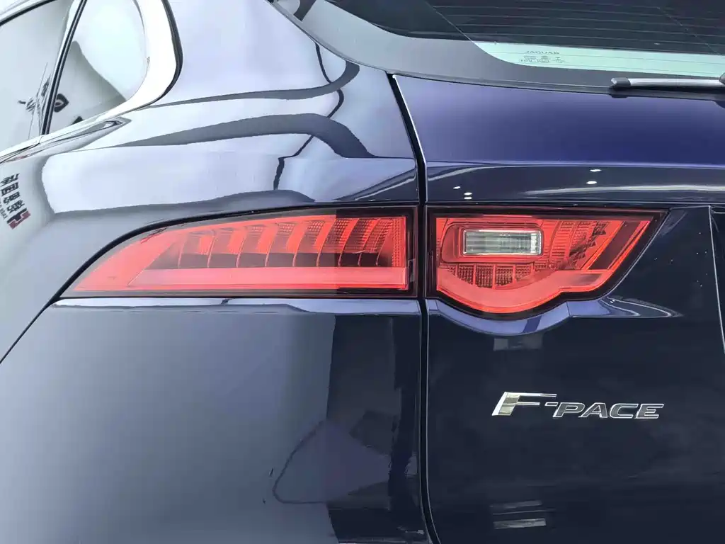 Jaguar F-PACE 2017 — фото 24