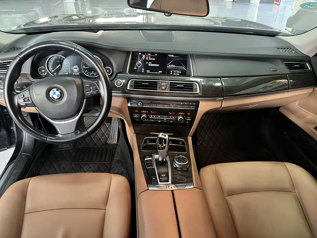 BMW 7 Series 2015 — фото 18