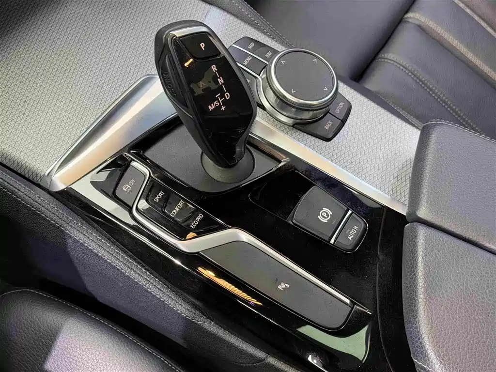 BMW 5 Series 2019 — фото 12