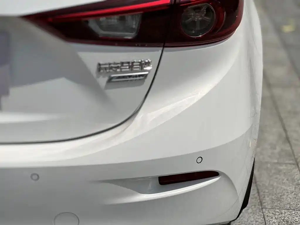 Mazda 3 Axela 2018 — фото 13