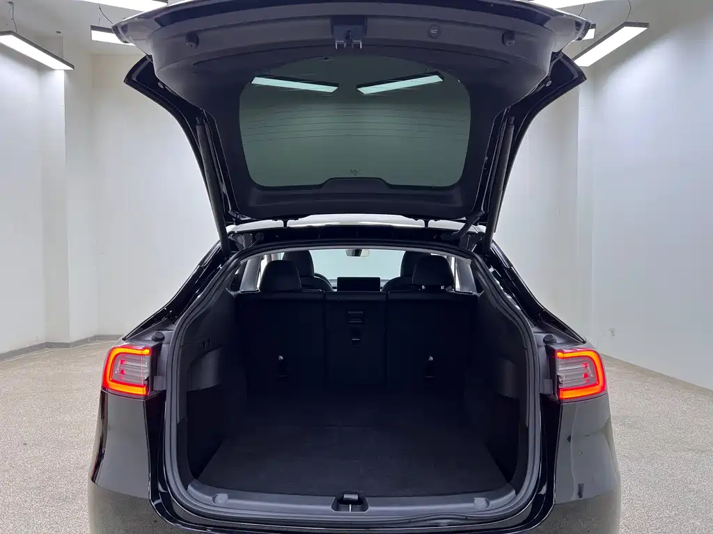 Tesla Model Y 2023 — фото 31