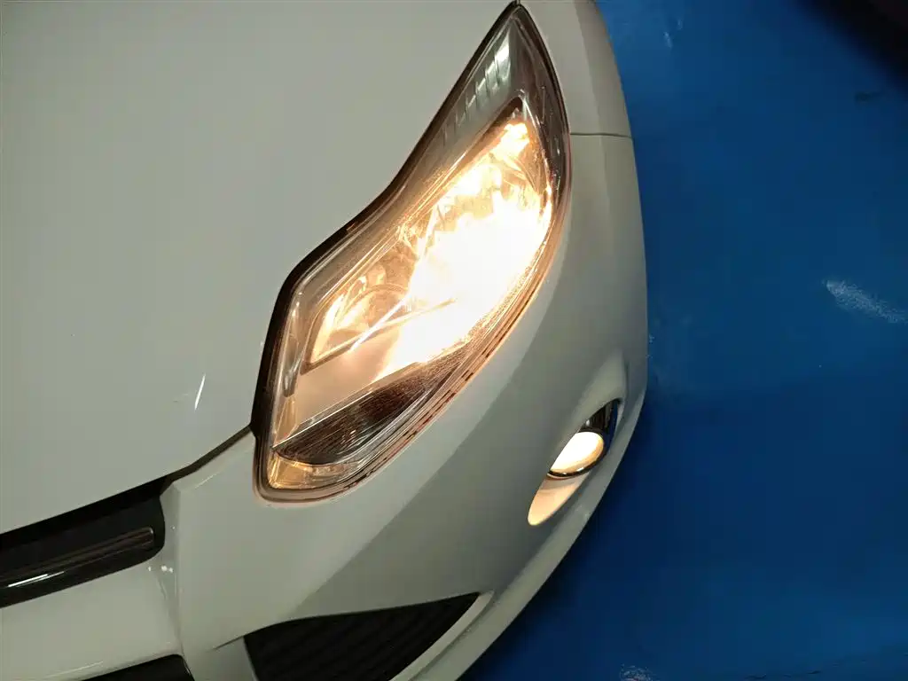 Ford Focus 2014 — фото 18
