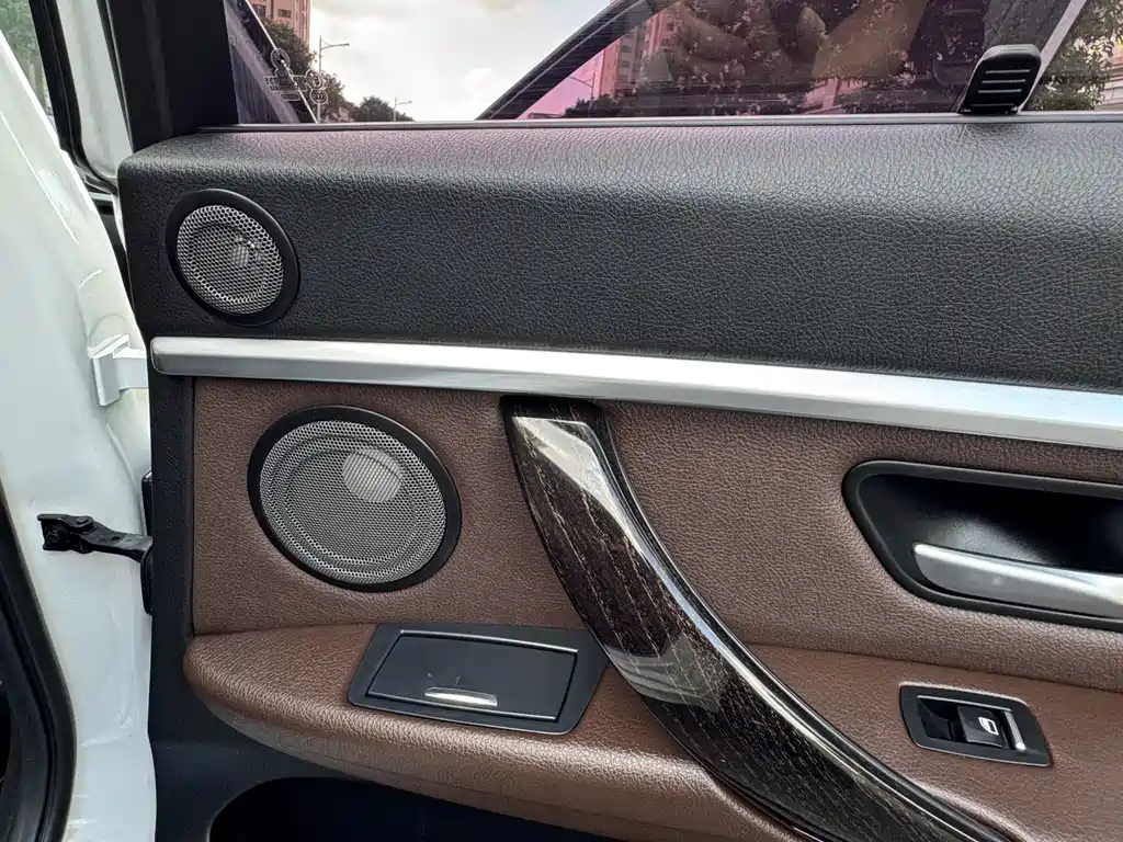 BMW 3 Series 2019 — фото 11
