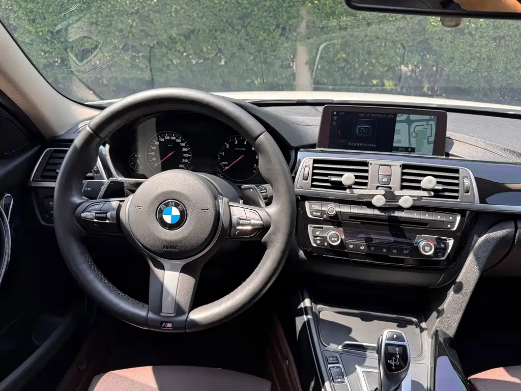 BMW 3 Series 2019 — фото 11