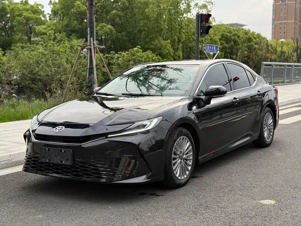 Toyota Camry 2024 — фото 1