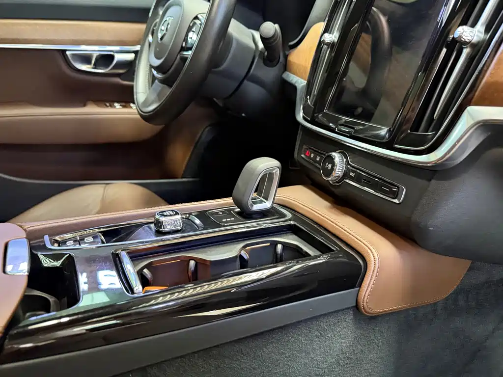 Volvo S90 Plug-In Hybrid 2022 — фото 19