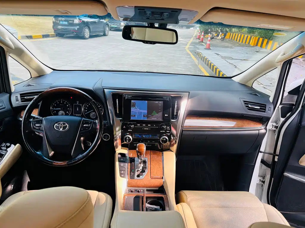 Toyota Alphard 2017 — фото 17