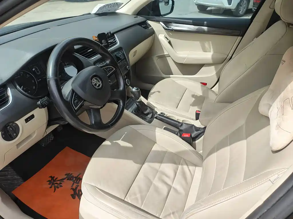 Skoda Octavia 2015 — фото 9