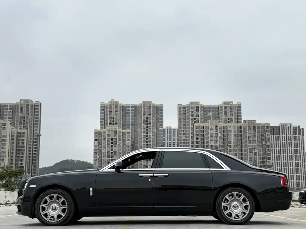Rolls-Royce Ghost 2018 — фото 14