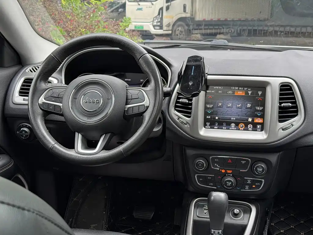 Jeep Compass 2017 — фото 16