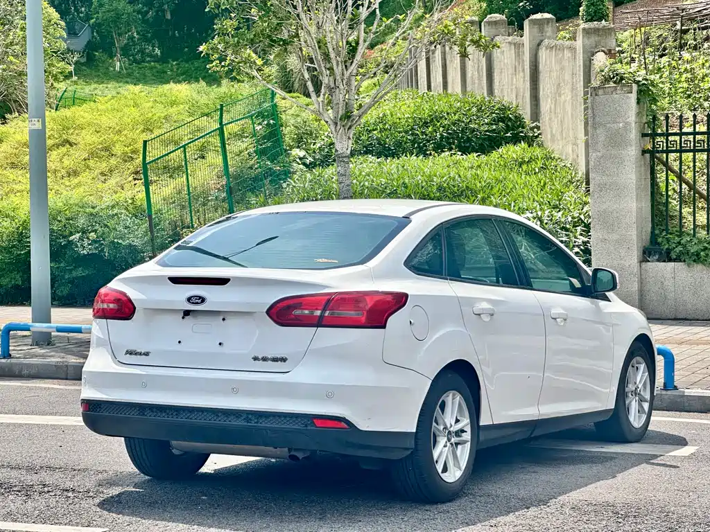 Ford Focus 2016 — фото 16