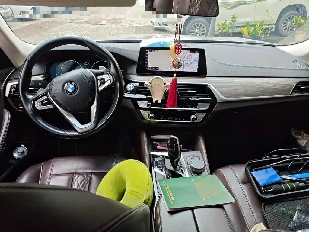 BMW 5 Series 2019 — фото 10