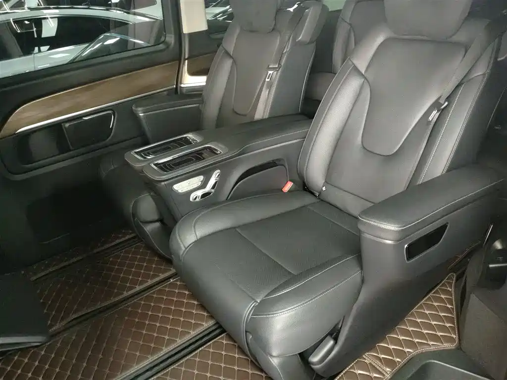 Mercedes-Benz V-Class 2020 — фото 17