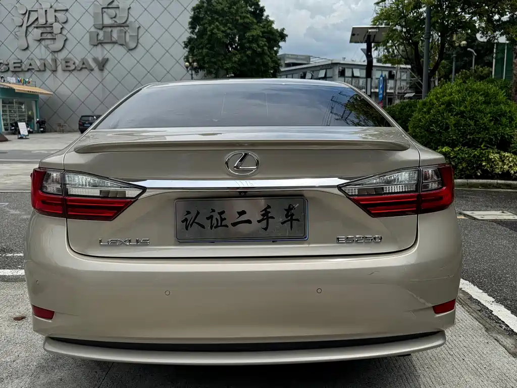 Lexus ES 2017 — фото 14