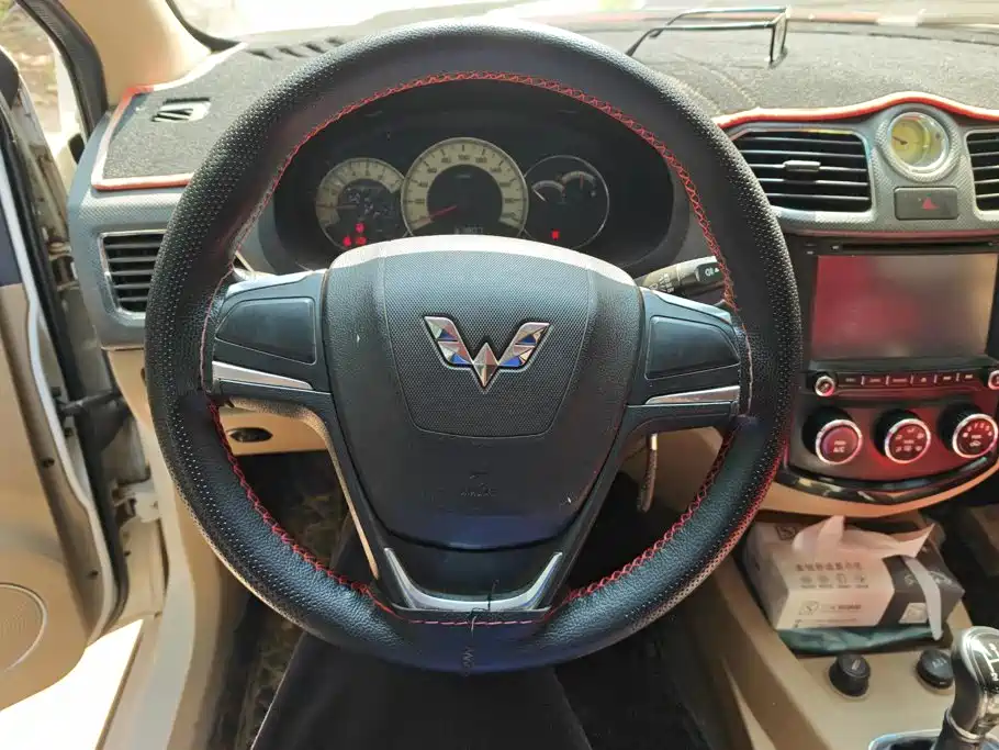 Wuling Hongguang 2015 — фото 15
