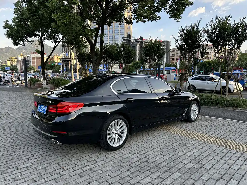 BMW 5 Series 2019 — фото 9