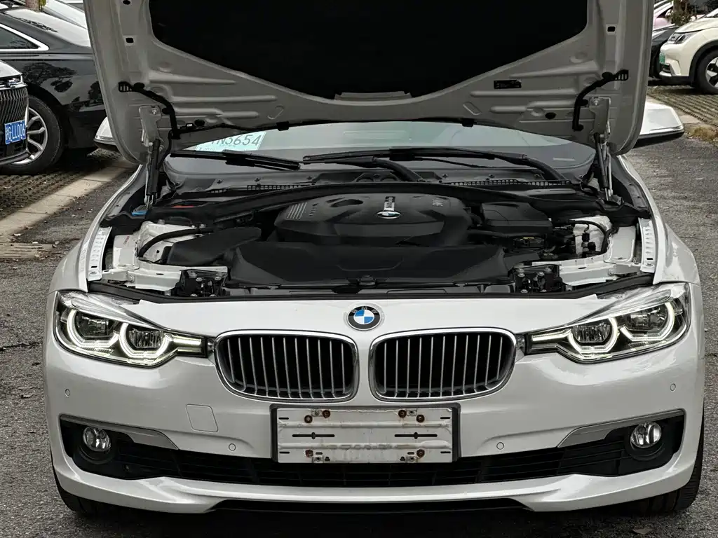 BMW 3 Series 2018 — фото 25