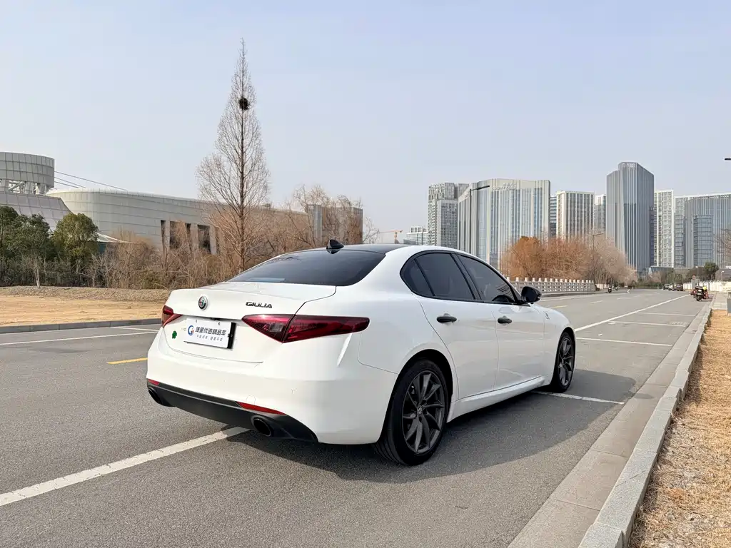 Alfa Romeo Giulia 2018 — фото 9