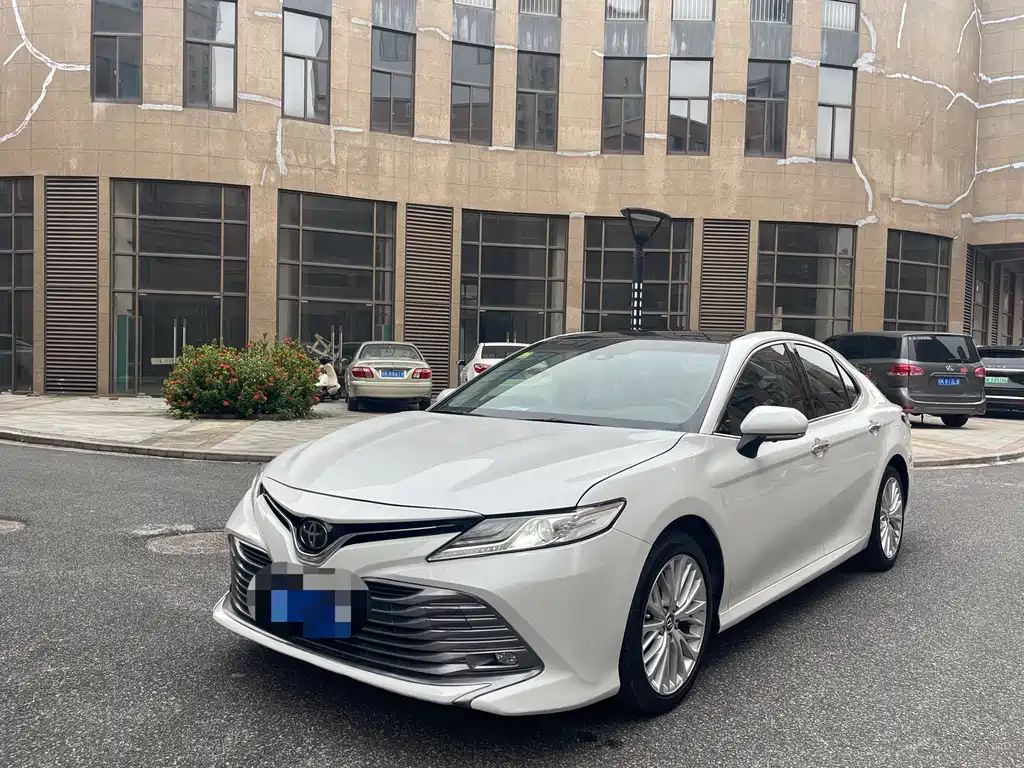 Toyota Camry 2018 — фото 1