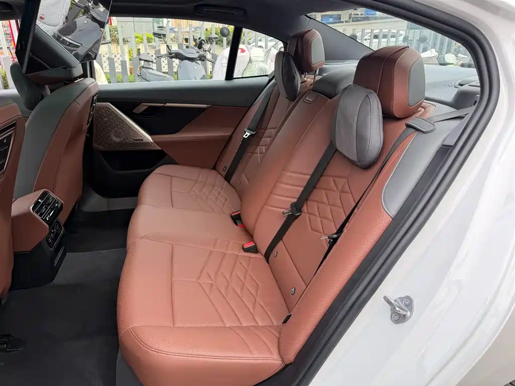 BMW 5 Series 2025 — фото 10