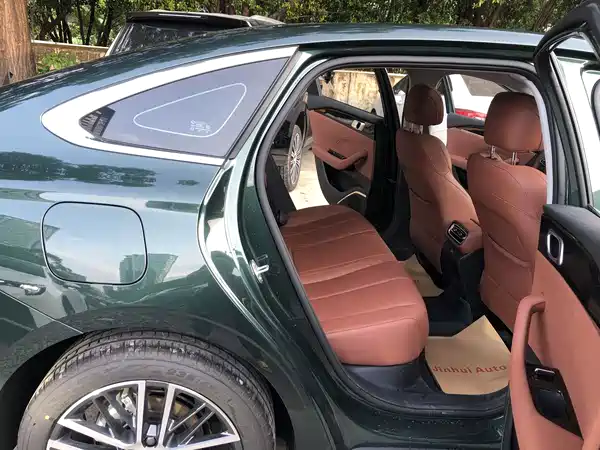 Geely Emgrand 2025