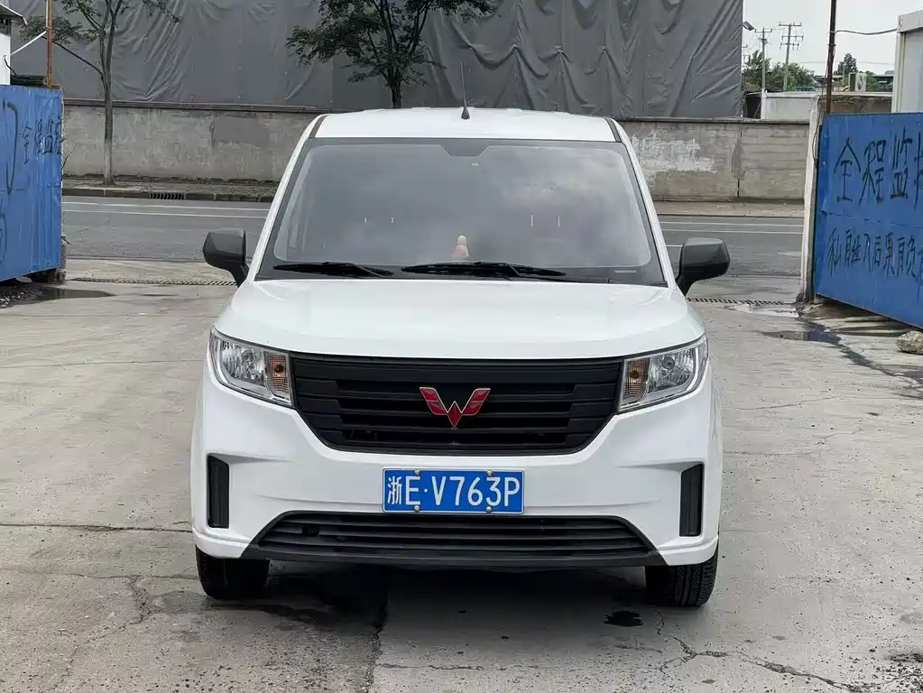 Wuling Hongguang PLUS 2023 — фото 2