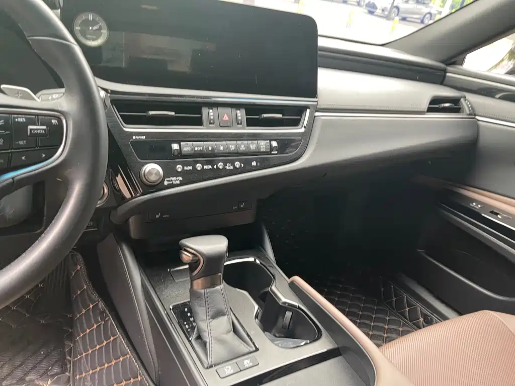 Lexus ES 2023 — фото 18