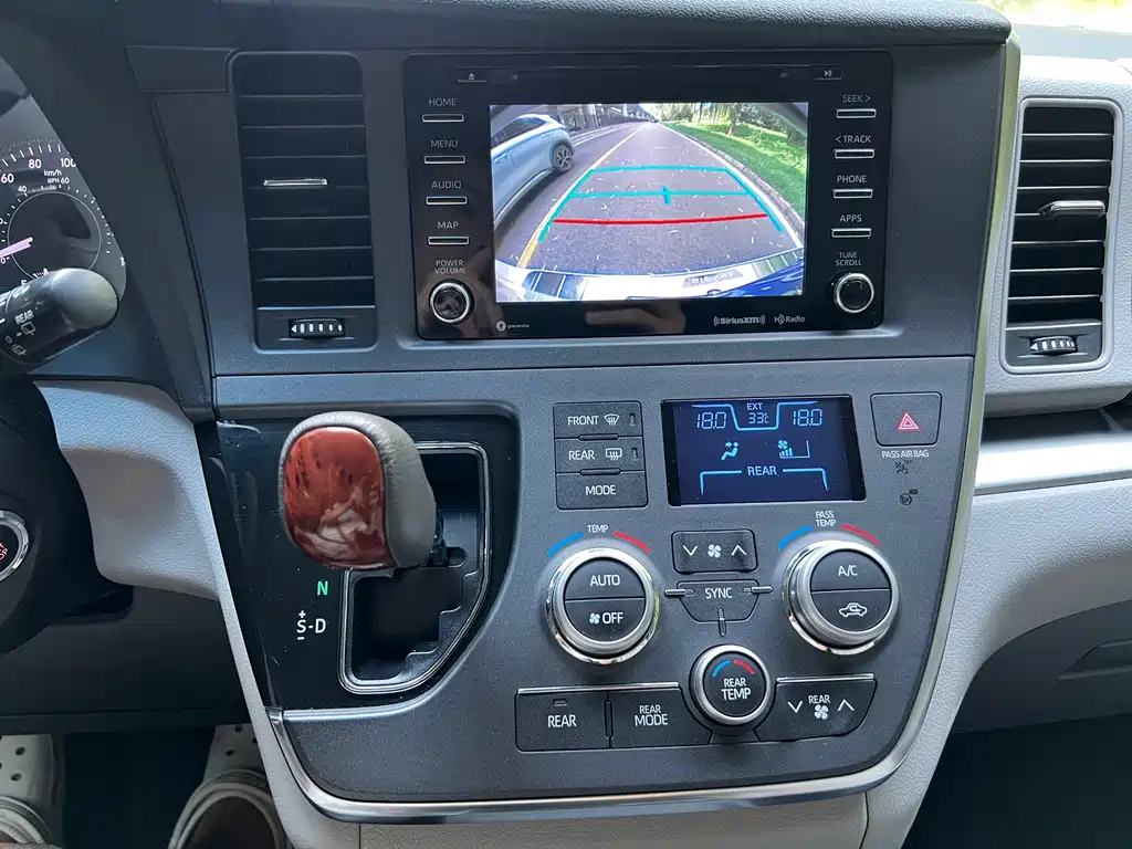 Toyota Sienna 2019 — фото 23