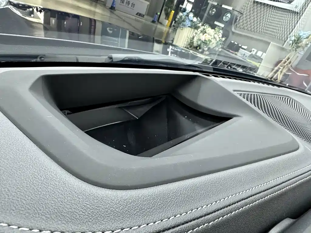 BMW 3 Series 2025 — фото 15