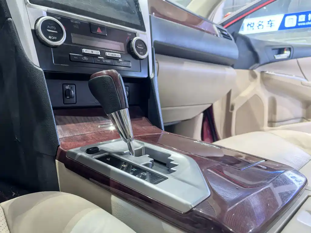 Toyota Camry 2014 — фото 10