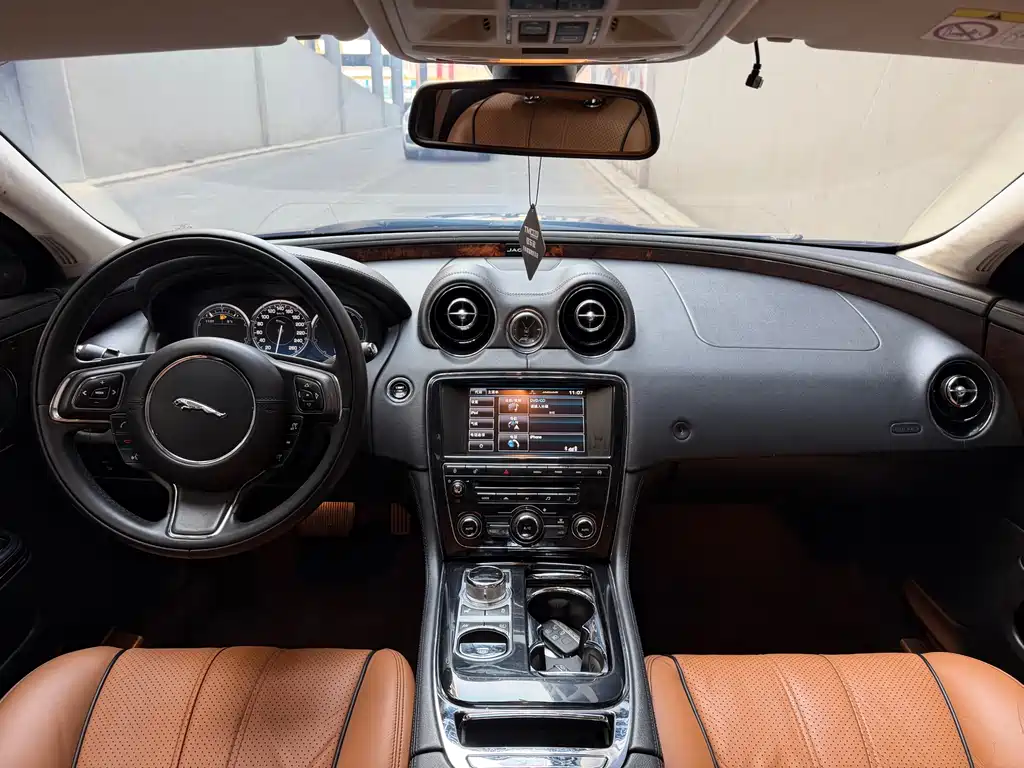 Jaguar XJ 2015 — фото 10
