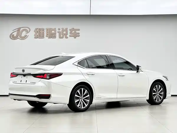 Lexus ES 2020