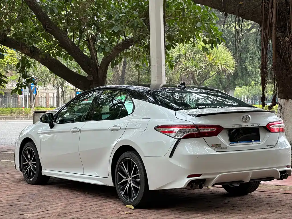 Toyota Camry 2023 — фото 4