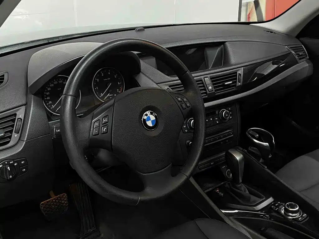 BMW X1 2012 — фото 8