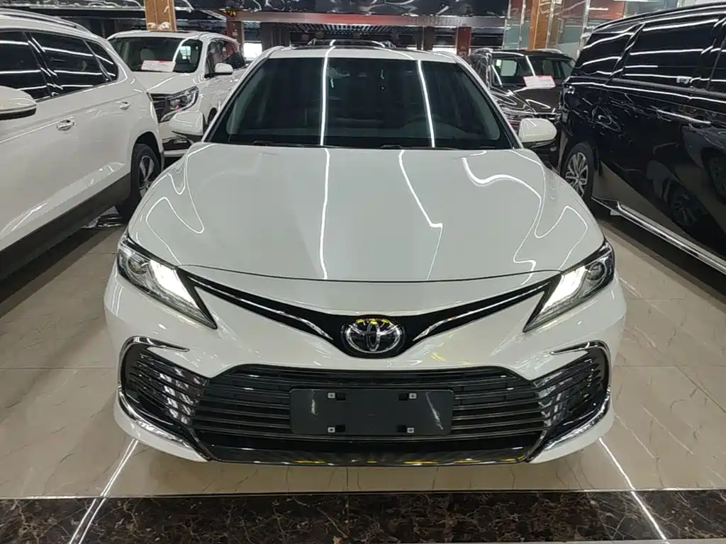 Toyota Camry 2023 — фото 3