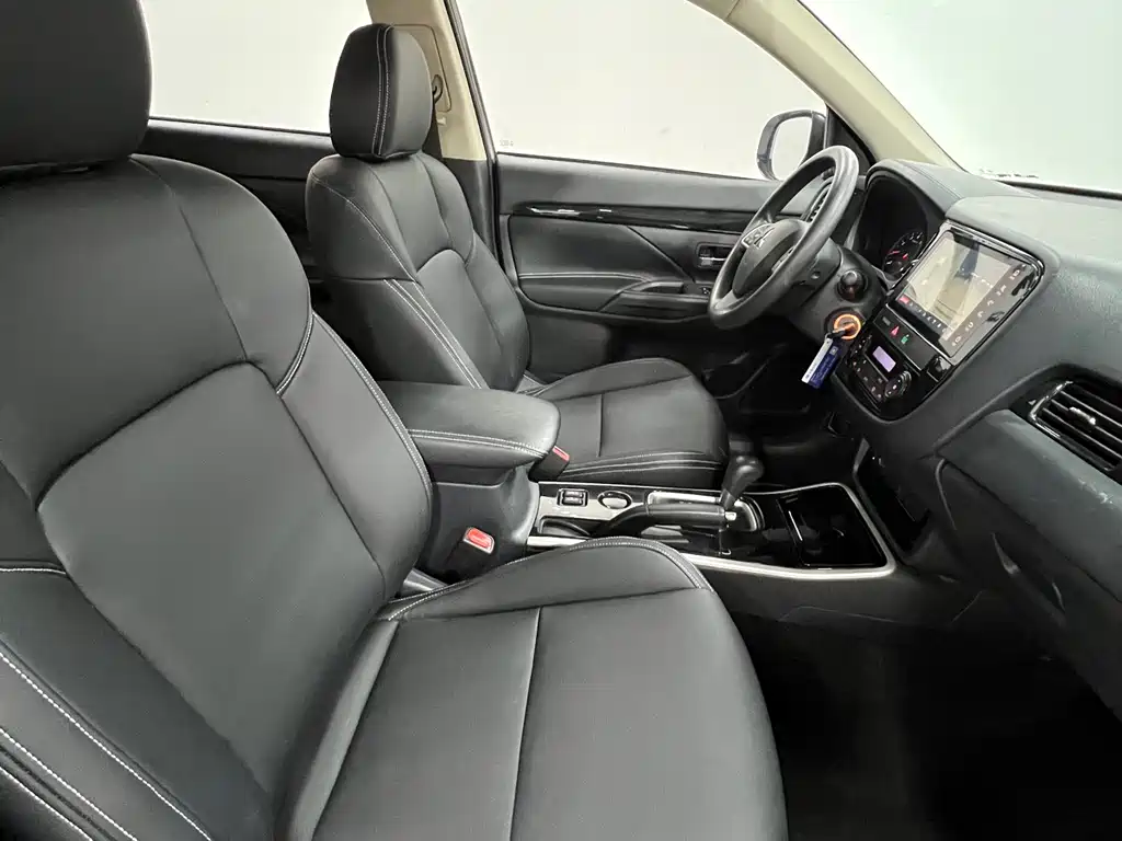 Mitsubishi Outlander 2022 — фото 11