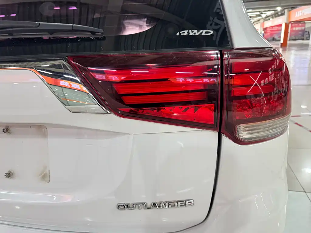Mitsubishi Outlander 2017 — фото 22