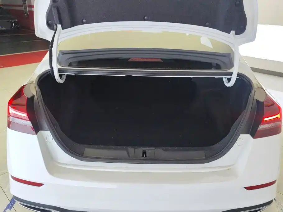 Geely Emgrand 2022