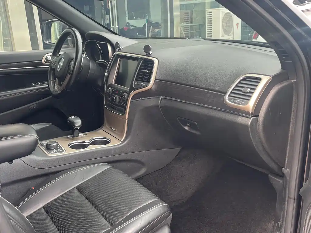 Jeep Grand Cherokee 2015 — фото 9