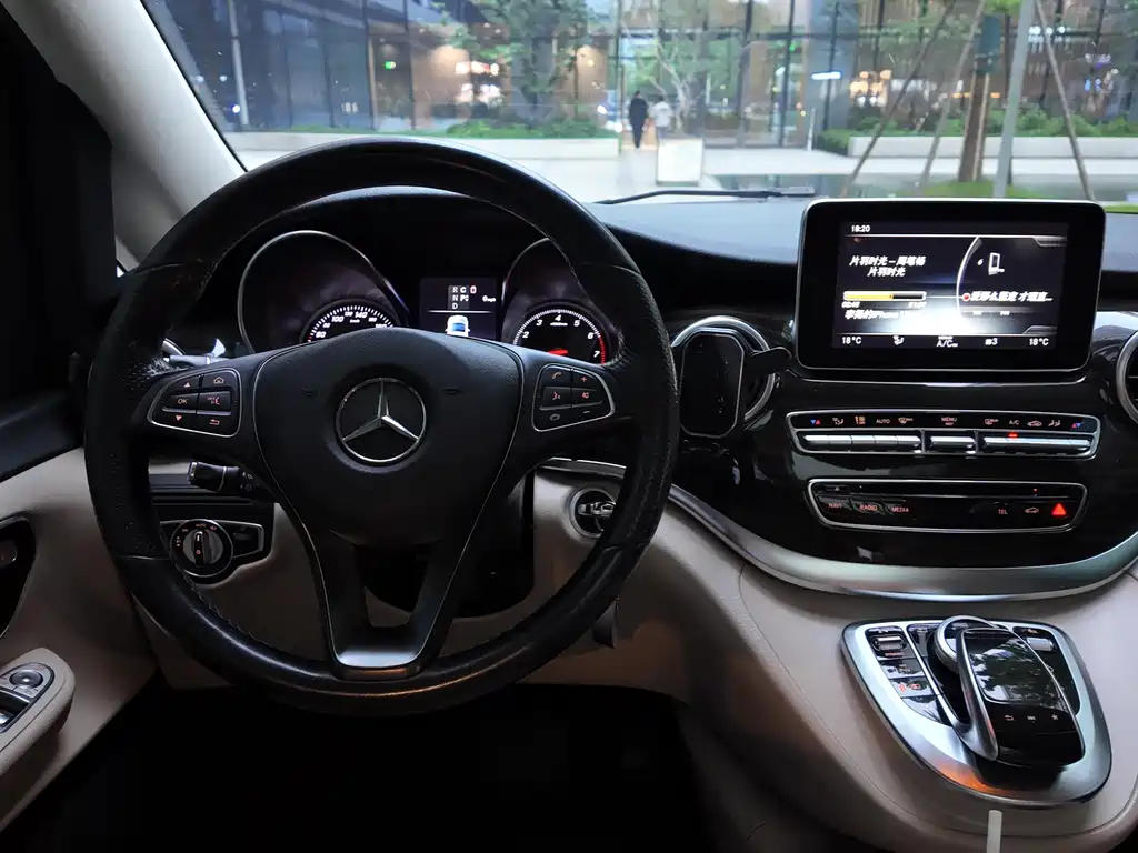 Mercedes-Benz V-Class 2019 — фото 16