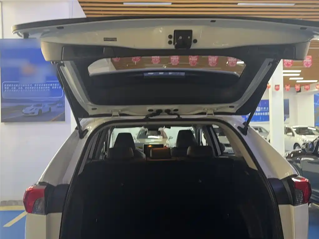 Toyota RAV4 2019 — фото 16