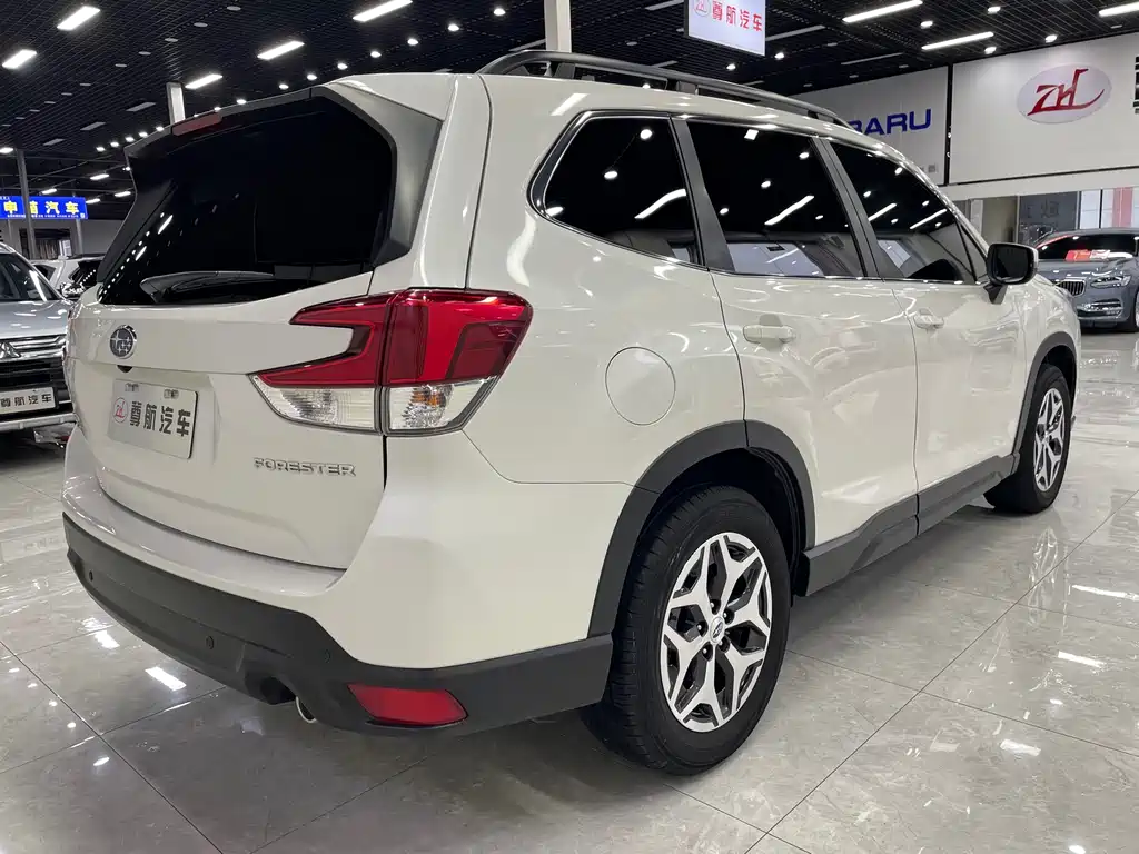 Subaru Forester 2023 — фото 8