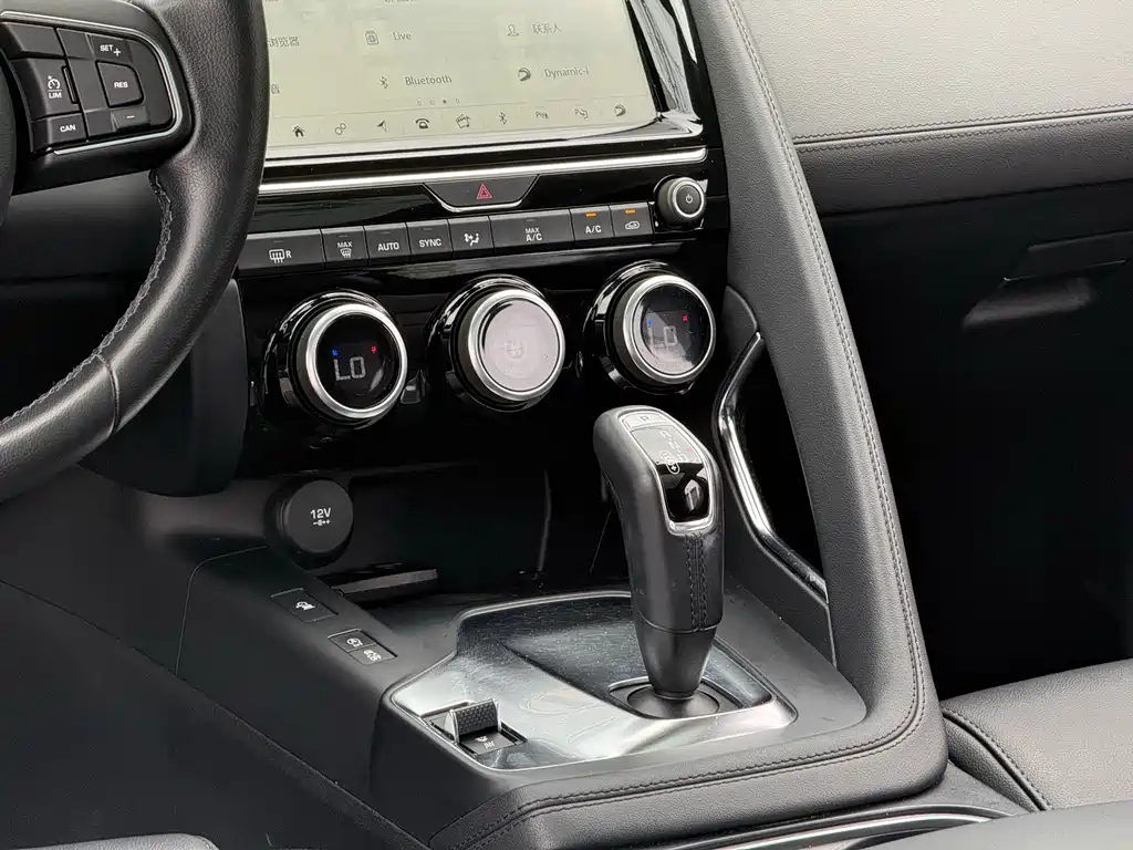 Jaguar E-PACE 2019 — фото 12